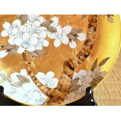 画像2: 金襴手（金箔）桜 ６寸飾皿（19cm）（皿立 / 木箱付）