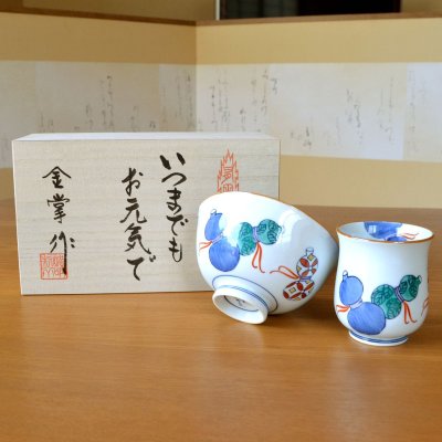 画像2: 還暦祝い 無病息災を願った縁起物ギフト 有田焼 湯呑み 茶碗 飯碗 セット 鍋島六瓢 青 メッセージカード付き・還暦のし付き 木箱入り