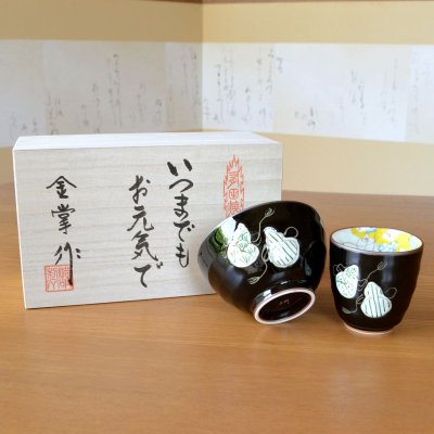 画像2: 還暦 プレゼント 無病息災を願った縁起物ギフト 有田焼 湯呑み 茶碗 飯碗 セット 六瓢色彩 緑 メッセージカード付き・還暦のし付き 木箱入り