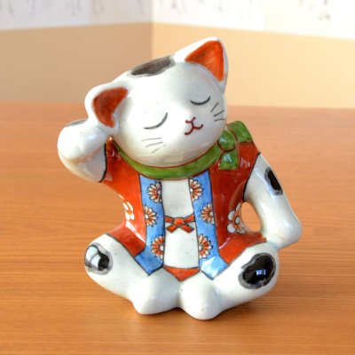 画像2: 日本のお土産 おみやげ 海外へのおみやげ 伝統工芸品 有田焼 招き猫 あぐら猫 置物 飾り オブジェ 陶器 日本製